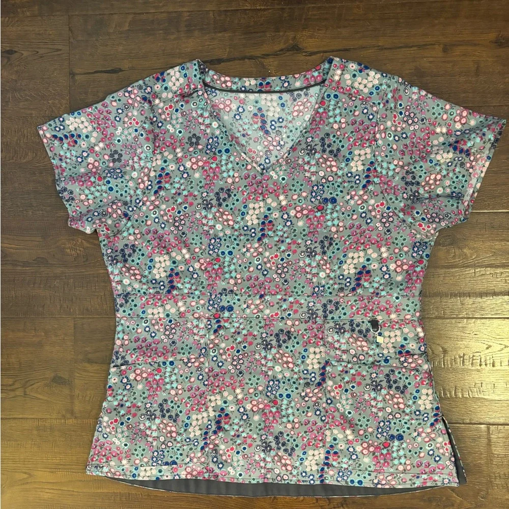 Vera Bradley Lot of Scrub Tops - Picture 9 of 11